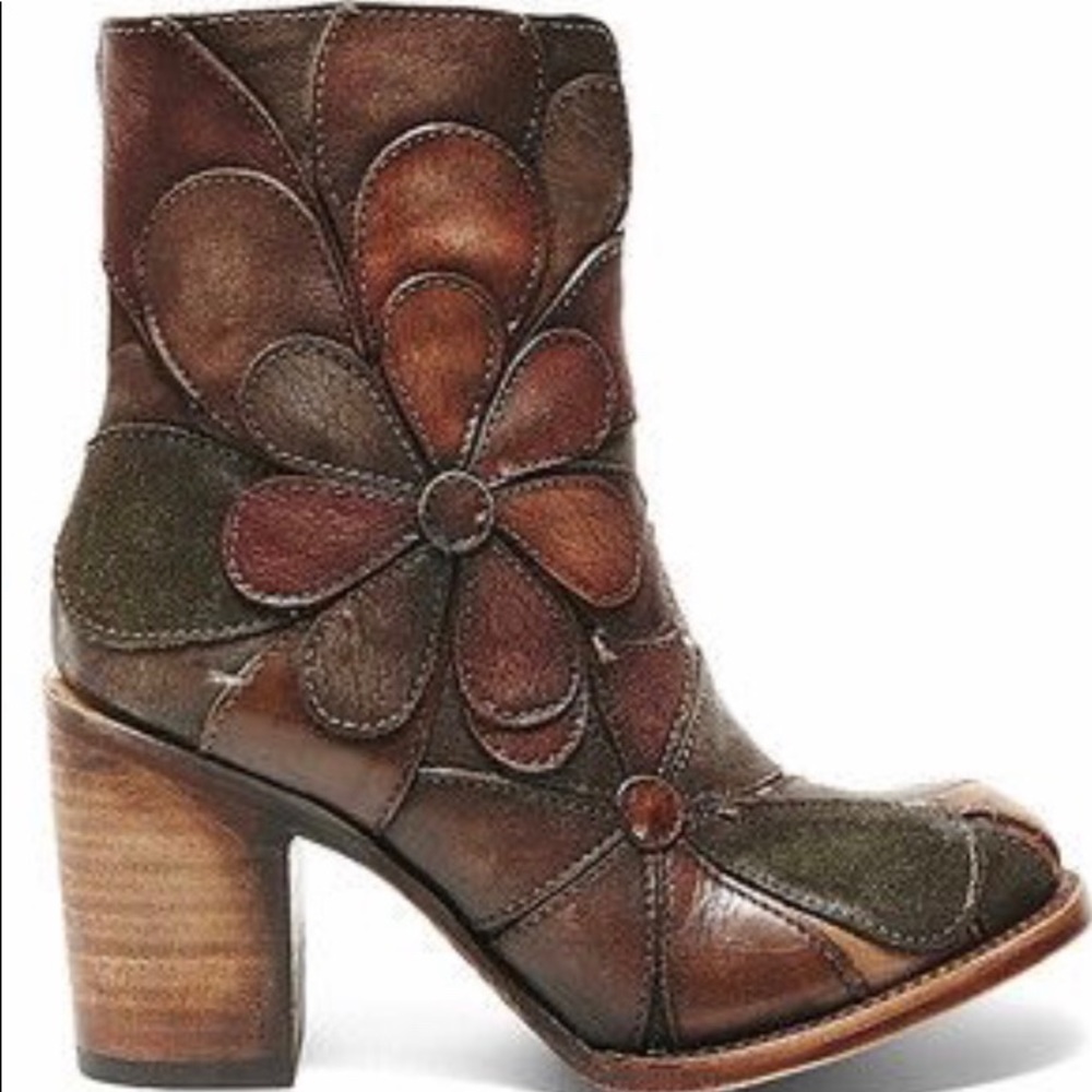 ✨RARE! Freebird by Steven Petal Boots. Size 9